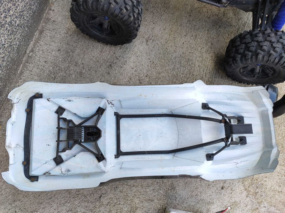 Traxxax X-MAXX 8S, Hobbywing max 6, Amortyzatory PROLINE