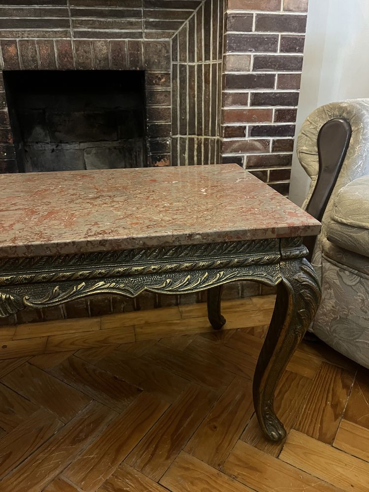 Mesa de centro de sala estar em mármore antiga e pes em ferro