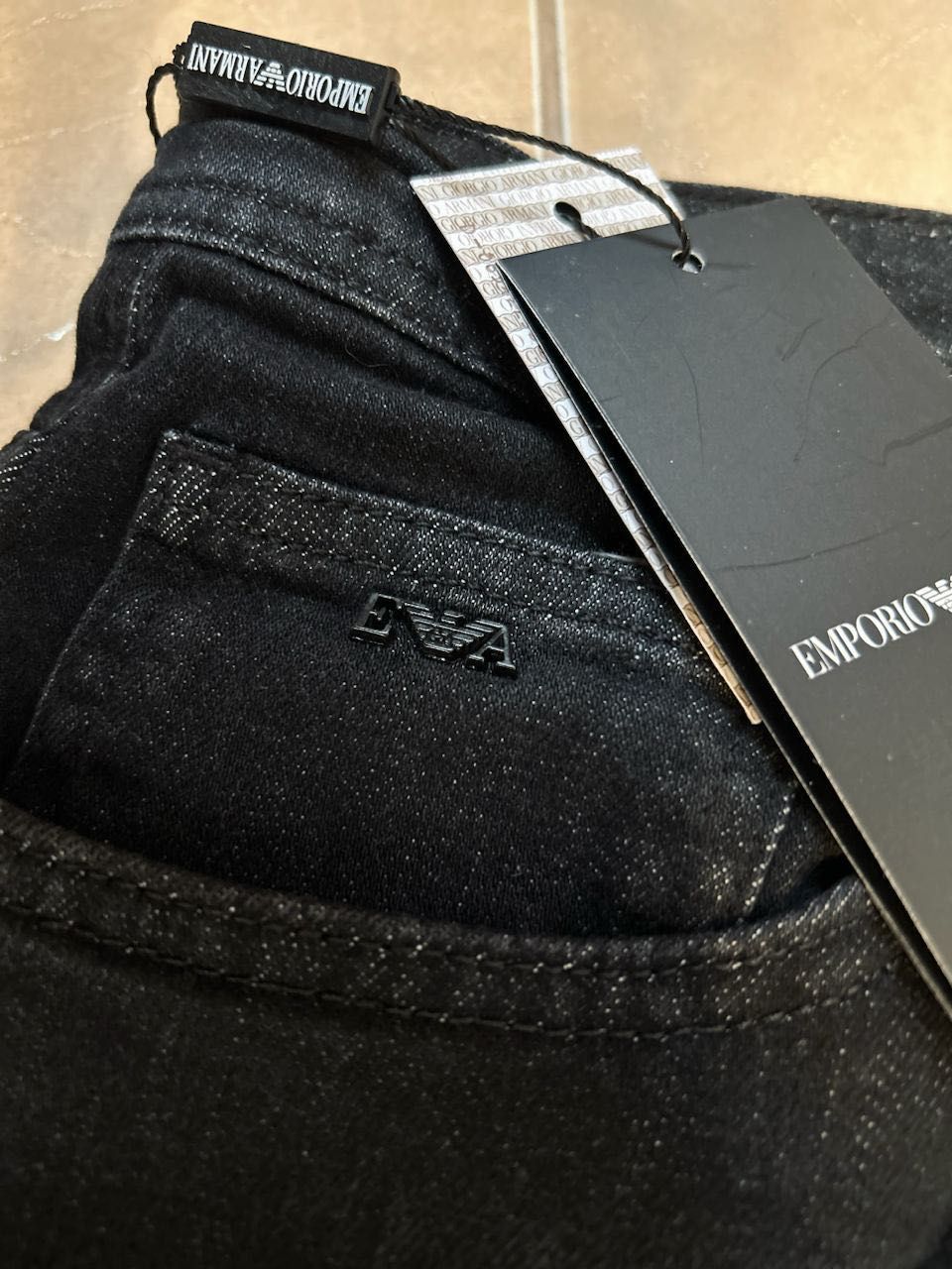Czarne jeansy Emporio Armani Regular Fit