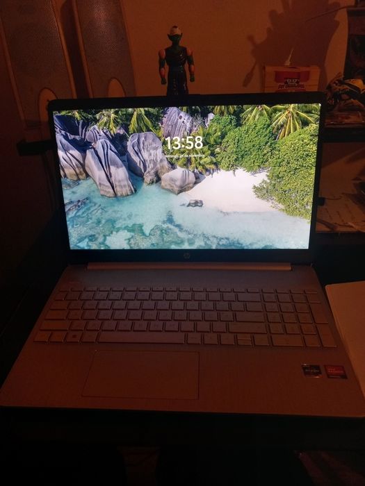 COMPUTADOR HP  praticamente novo, vendo por 650€