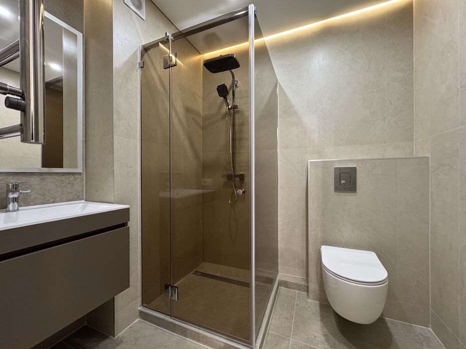 Центр міста, стильна 1.5 кімнатна з меблями та технікою – вид на гори!