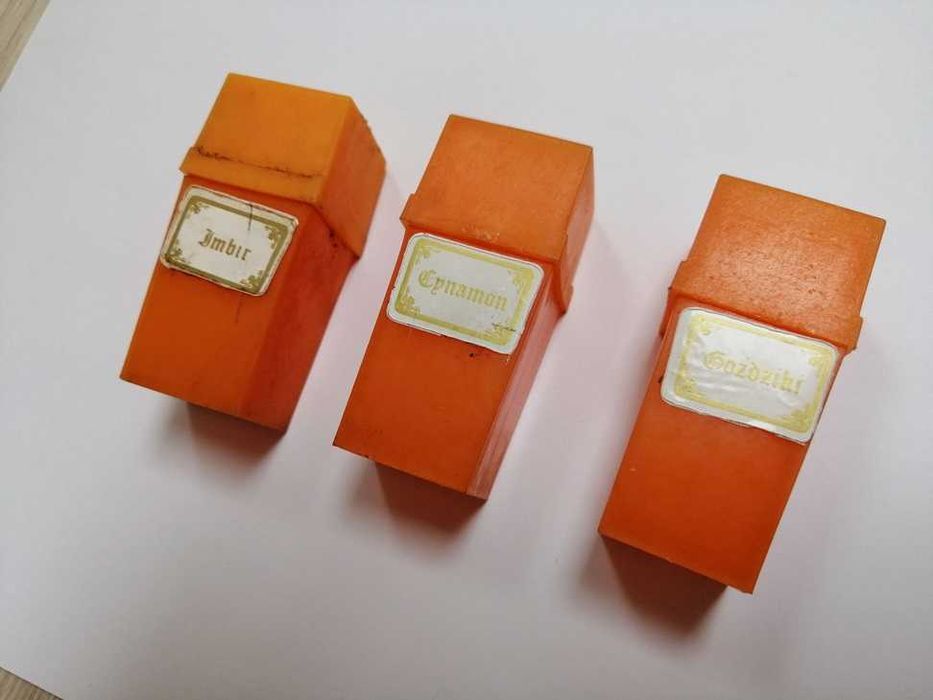 Trzy pojemniczki na przyprawy z okresu PRL. Imbir Cynamon Goździki.