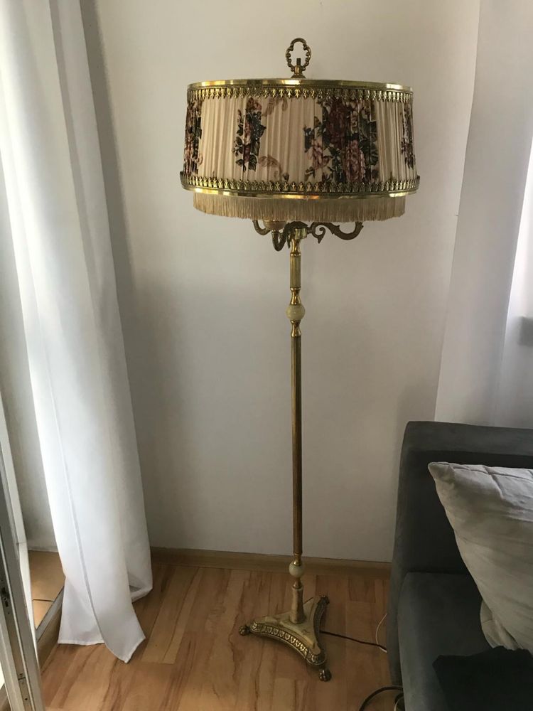 Lampa stojąca z kloszem
