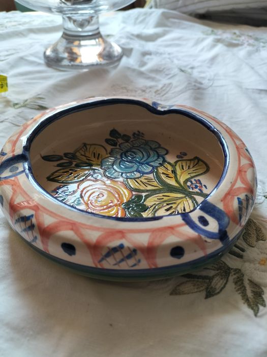 Lindíssima peça de faiança portuguesa, assinada