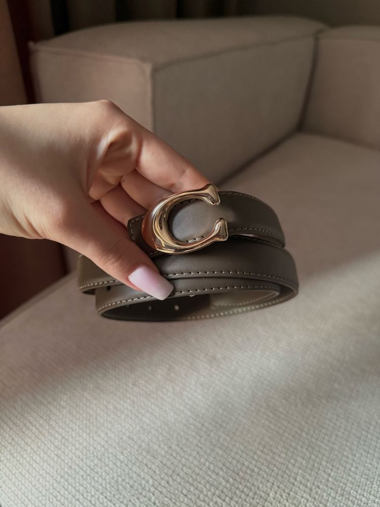 Pasek ze złotą klamrą C Coach, brązowy, nude, elegancki