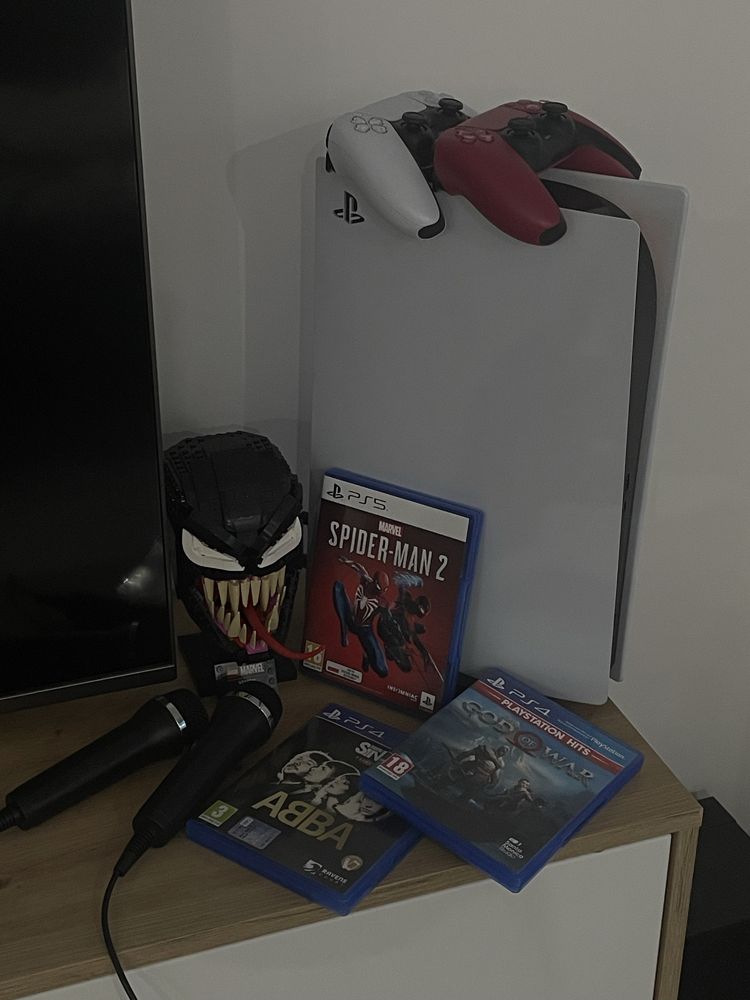 PlayStation 5 z napędem, 2 pady, spiderman 2, 2 mikrofony