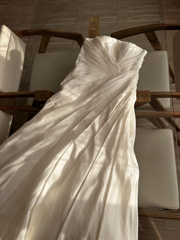Лаконічна атласна весільна сукня з шлейфом розмір М