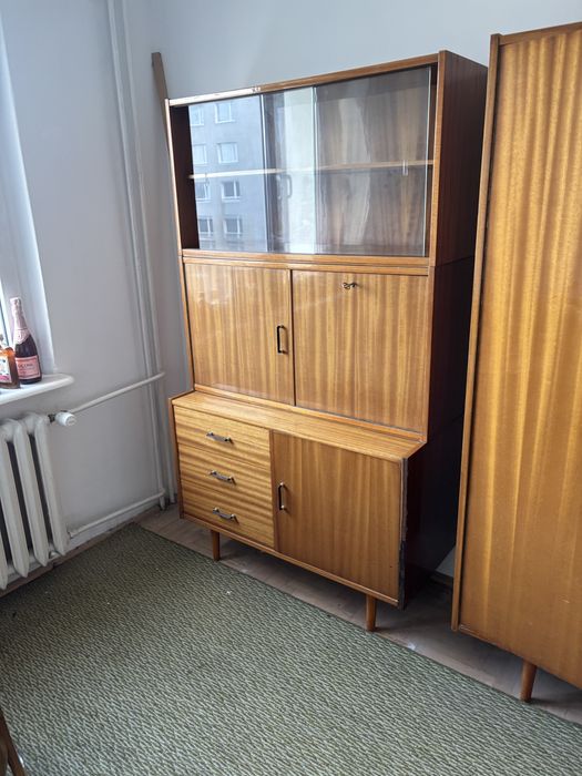 Meble z PRLu, dwa drewniane regały na nogach, fornir w połysku