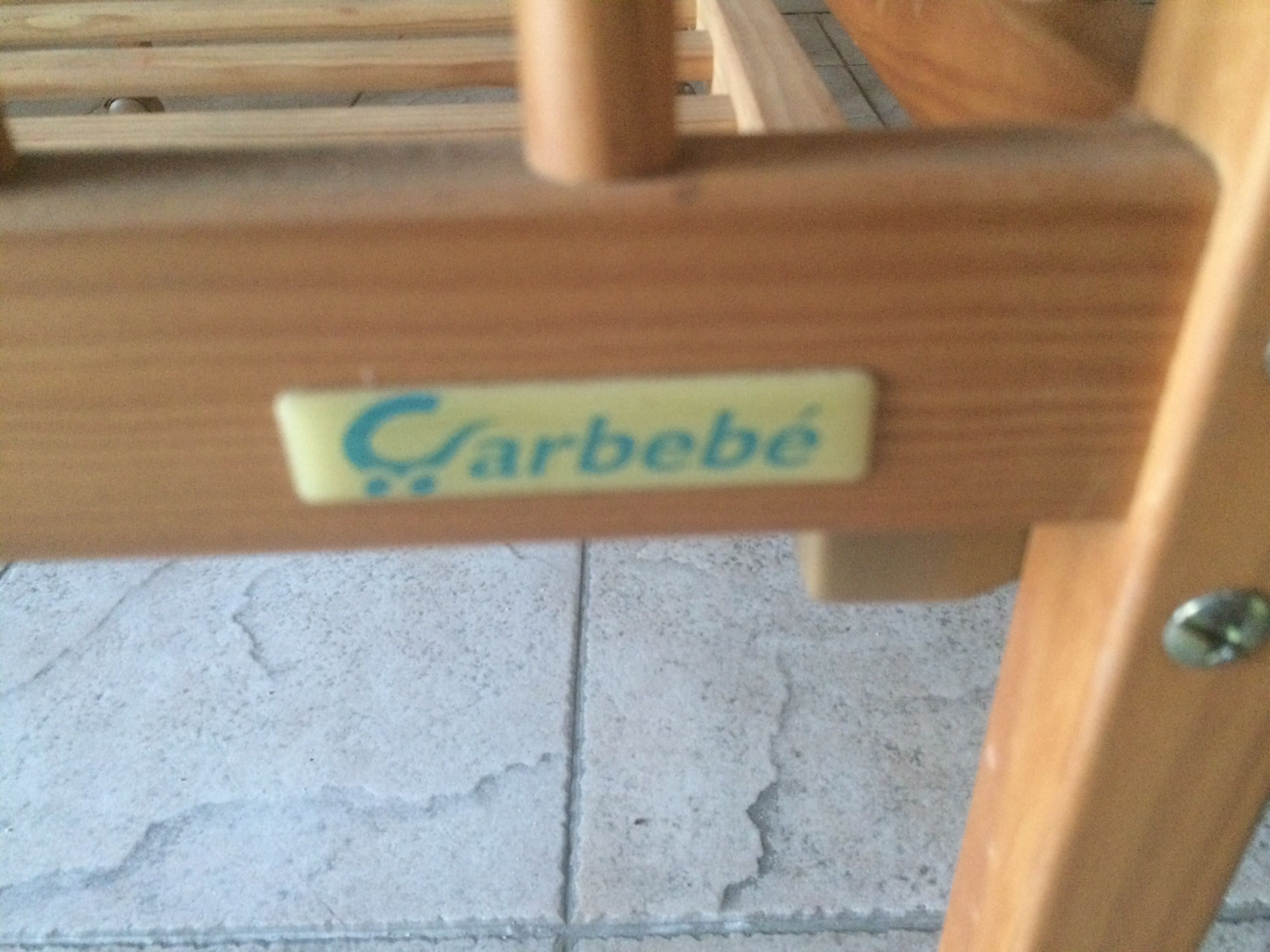 Cama para criança em madeira