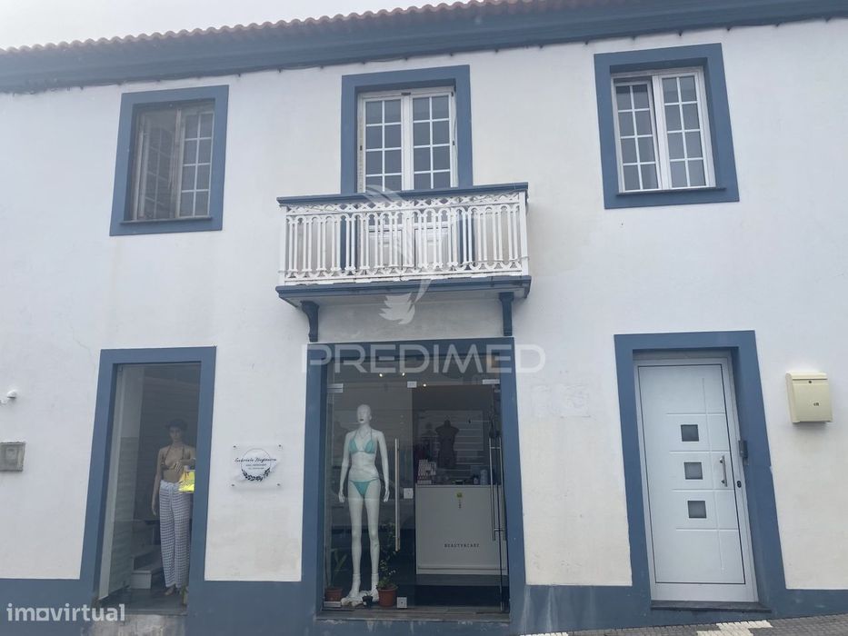 Oportunidade Única no Coração das Velas: Moradia T4 com Quintal e Z...