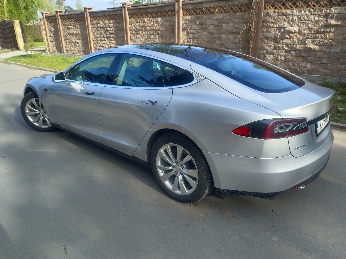 Tesla model S 85 kWt 2013