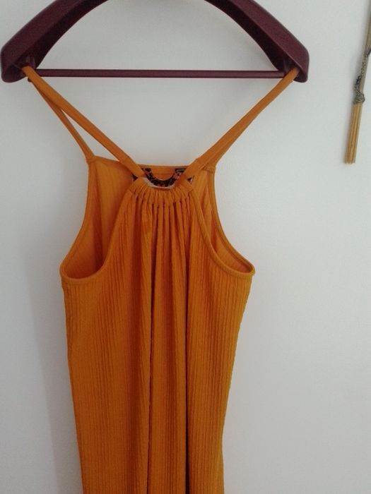 Vestido na cor mostarda