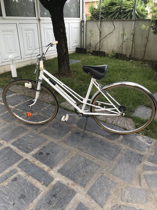 Bicicleta - Pasteleira inglesa de senhora antiga e restaurada