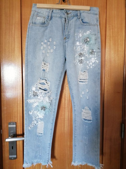 Calça de ganga com aplicações