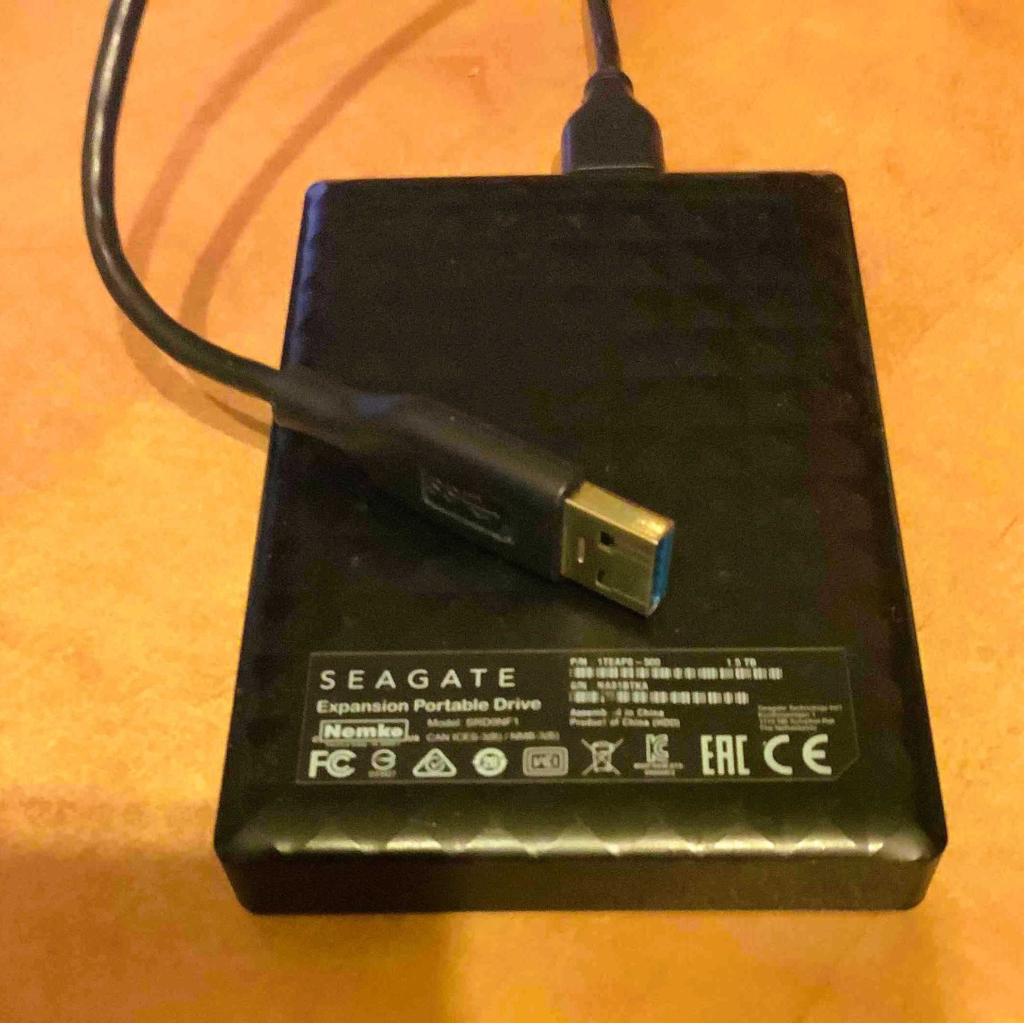 Зовнішній жорсткий диск Seagate HDD USB 1.5 Tb Black та кабелі USB