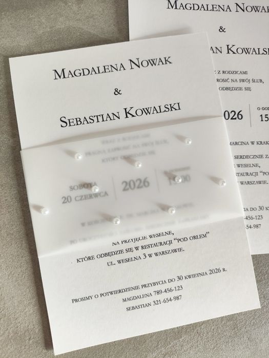 Klasyczne proste zaproszenia ślubne z kalką i perełkami