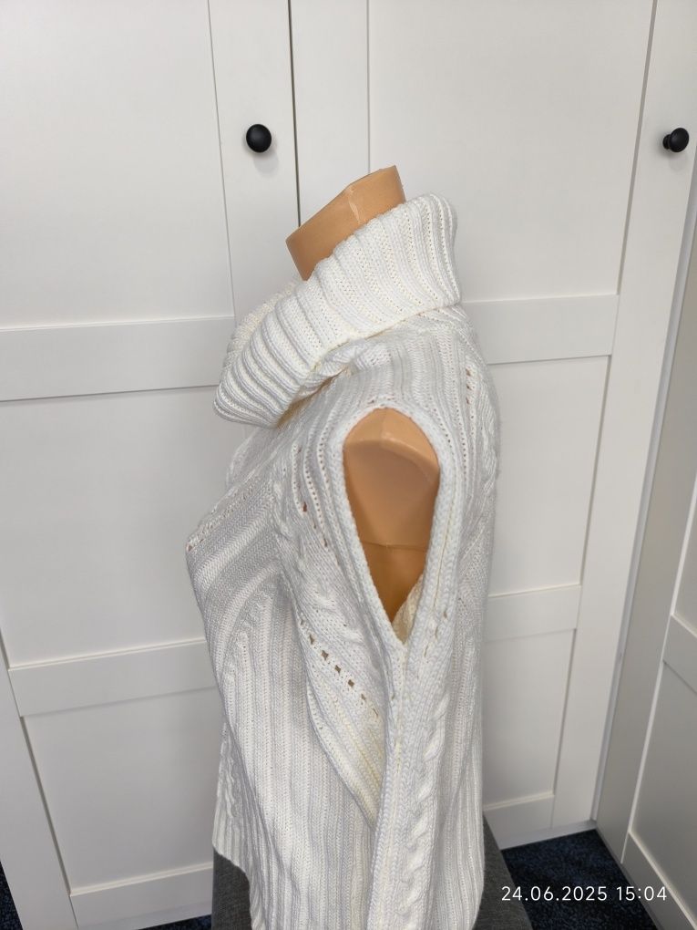 Sweter 8 S 36 M ecru luźny odkryte ramiona golf jesień zima