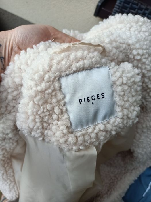 Beżowe kremowe futerko damskie 40 L Pieces puchate