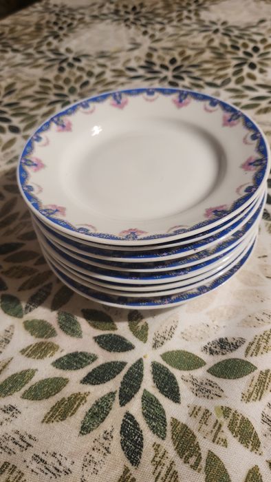 Conjunto Vista Alegre com Pires, manteigueira, travessa e terrina