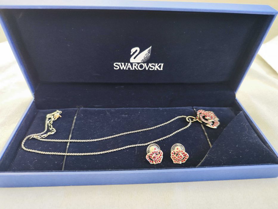 Conjunto de fio e brincos com pendente flor marca Swarovski