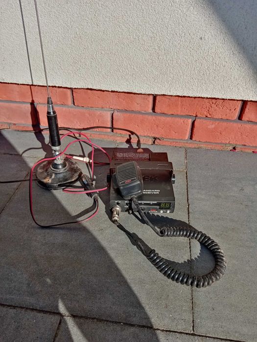 CB radio z anteną marki intek