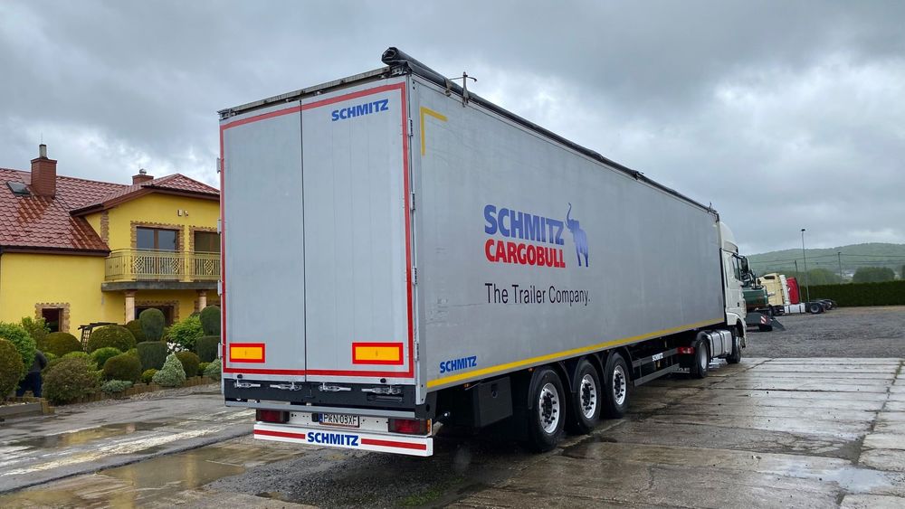 Schmitz Cargobull naczepa ruchoma podłoga  92m3 / 2011 / zadbana / środek jak nowa