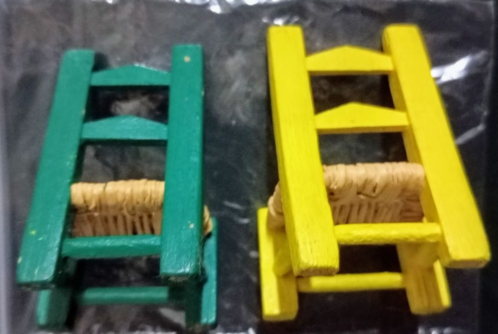 Duas cadeiras miniatura.