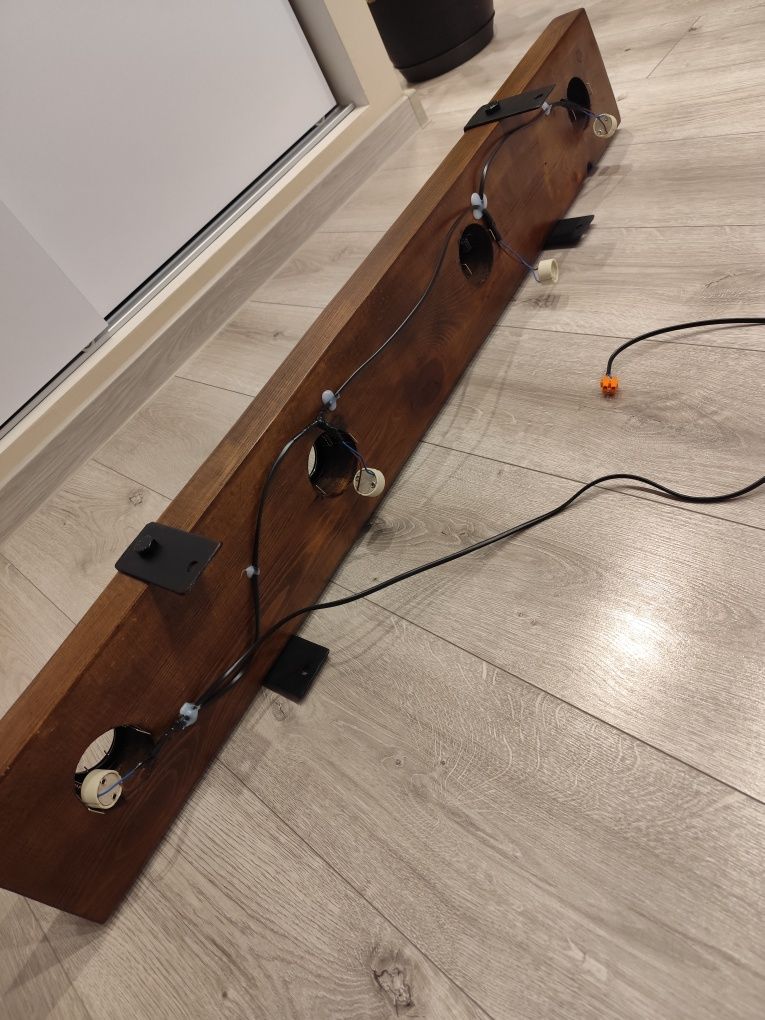 Drewniana lampa wisząca belka