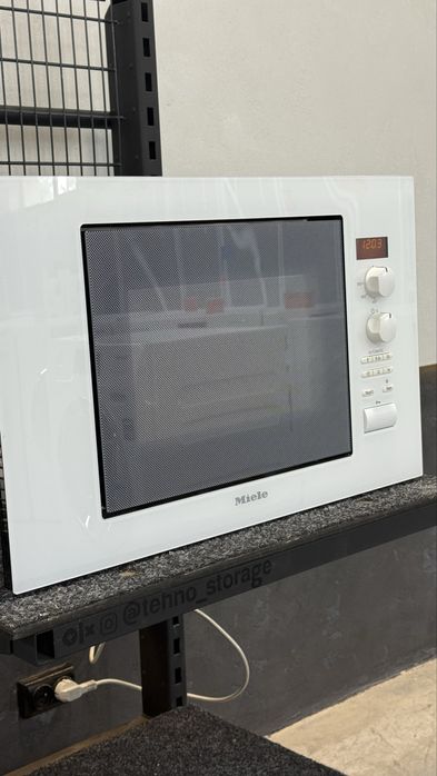 Вбудована мікрохвильовка M 8160