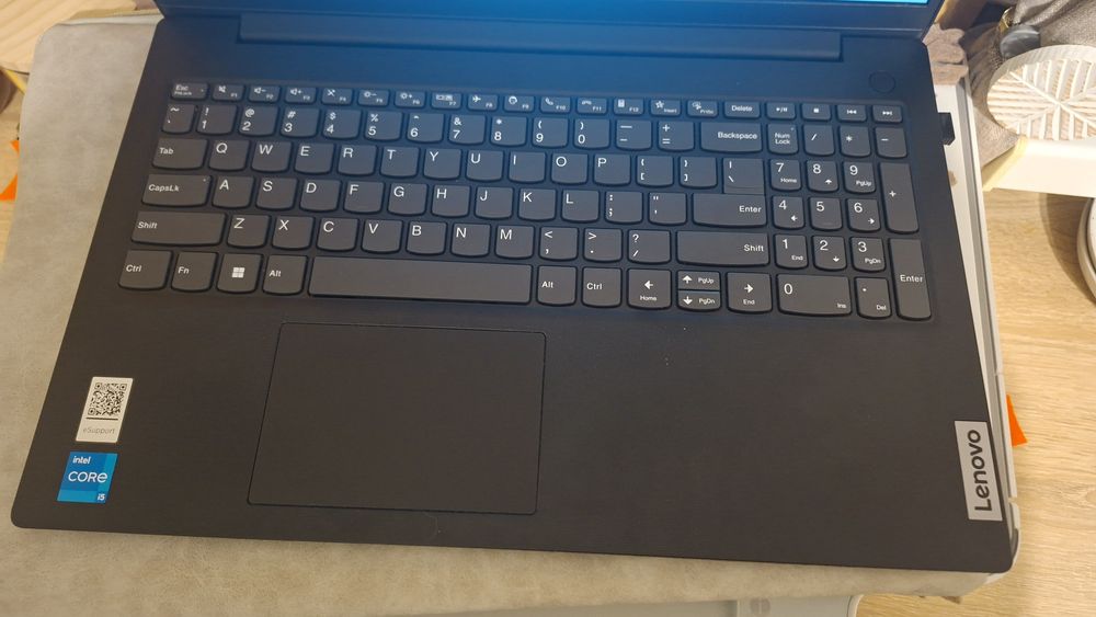 Lenovo v15 g4 iru type 83A1 na gwarancji +etui