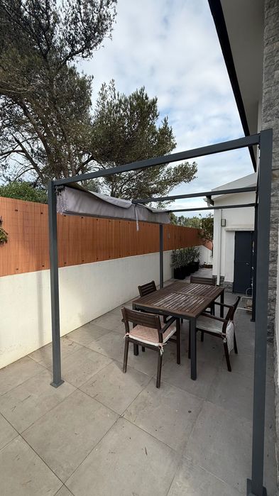 Mesa de jardim com 4 cadeiras em óptimo estado.Madeira certificada .