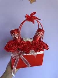 Сумочка з атласних троянд і Coca Cola
