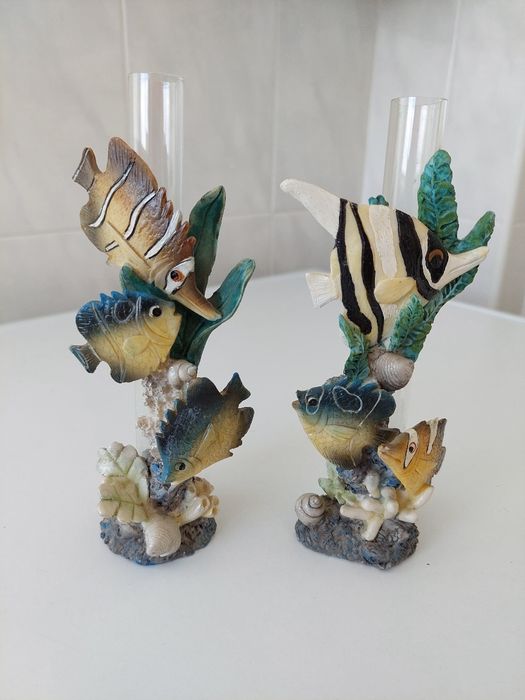 Dois solitários com figuras de peixes.