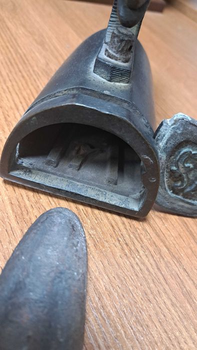 Zabytkowe żelazko z duszą – żeliwne z drewnianą rączką (103)