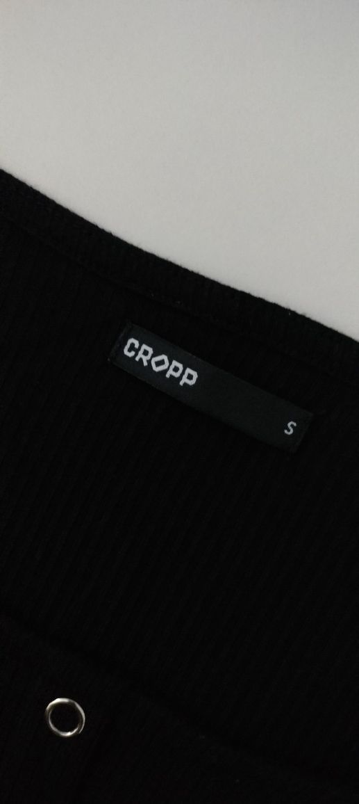 Czarna sukienka nad kolano Cropp