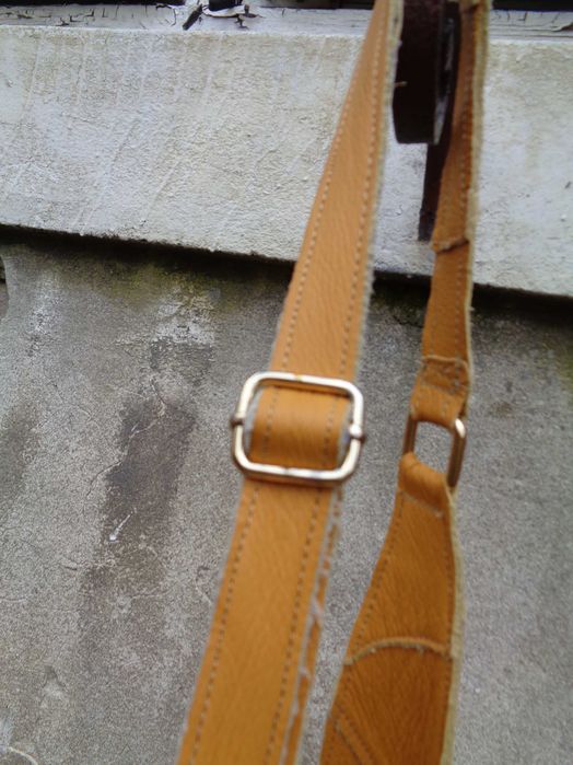 Artystyczna skórzana torebka z pszczołą. Handmade