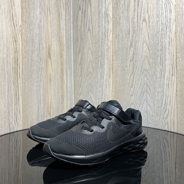 Продам оригінальні дитячі  кросівки Nike Revolution 6 ( 35р-22см)