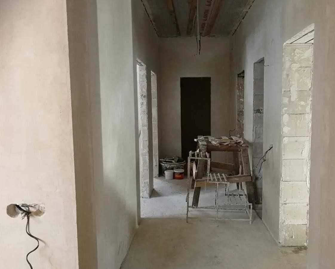 Стяжка підлоги та известково цементна штукатурка стін машинним методом