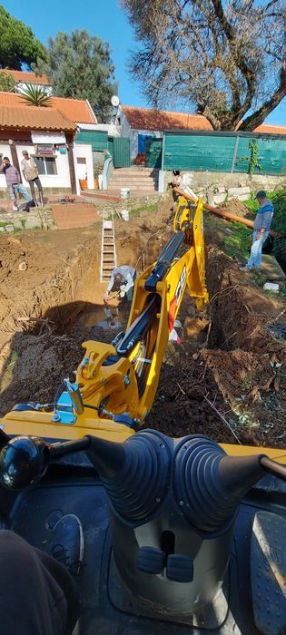 Serviço de retroescavadora e mini giratória de 9 toneladas
