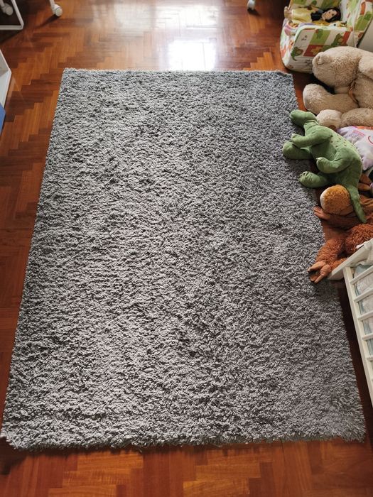 Tapete cinzento pelo comprido