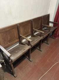 Ряд старих стілців,театральні крісла