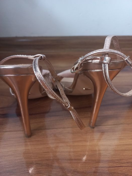 Złote szpilki DeeZee