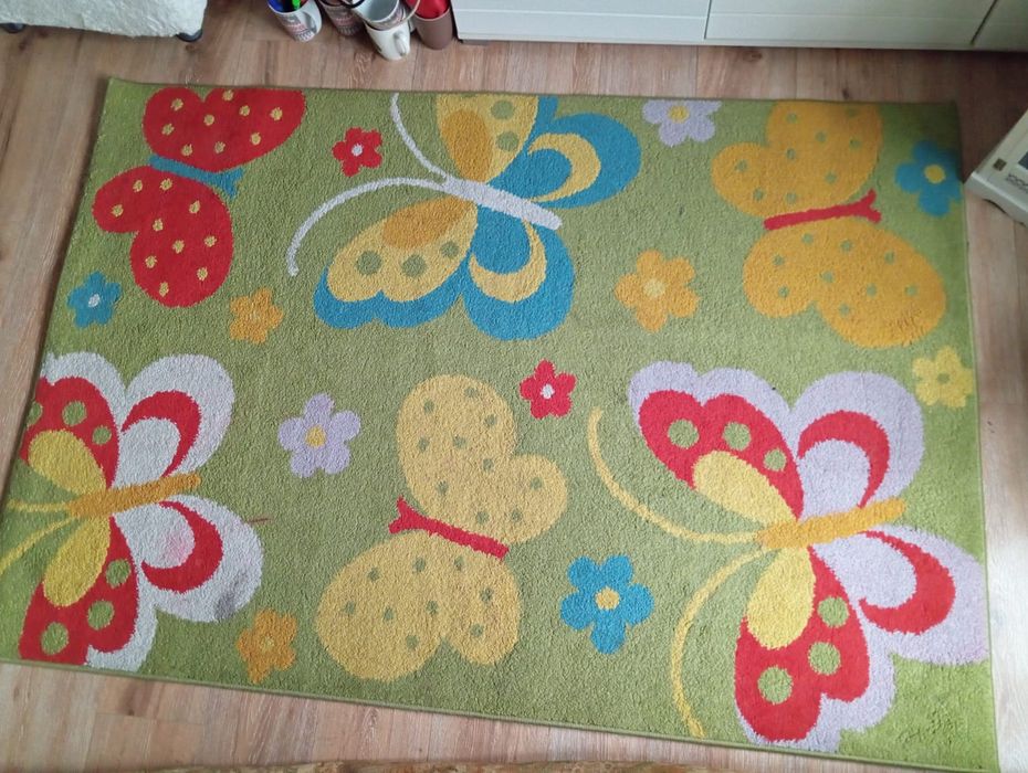 Dywan 120 x 170 cm w motylki dziecięcy dla dziewczynki