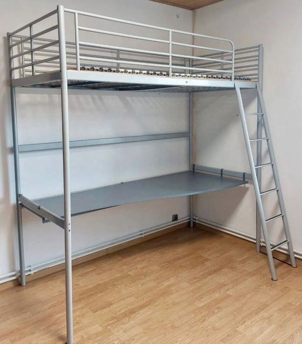 Łóżko z antresolą i blatem biurkowym