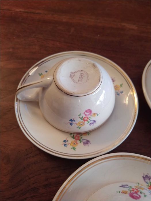 Seis chávenas antigas Cesol