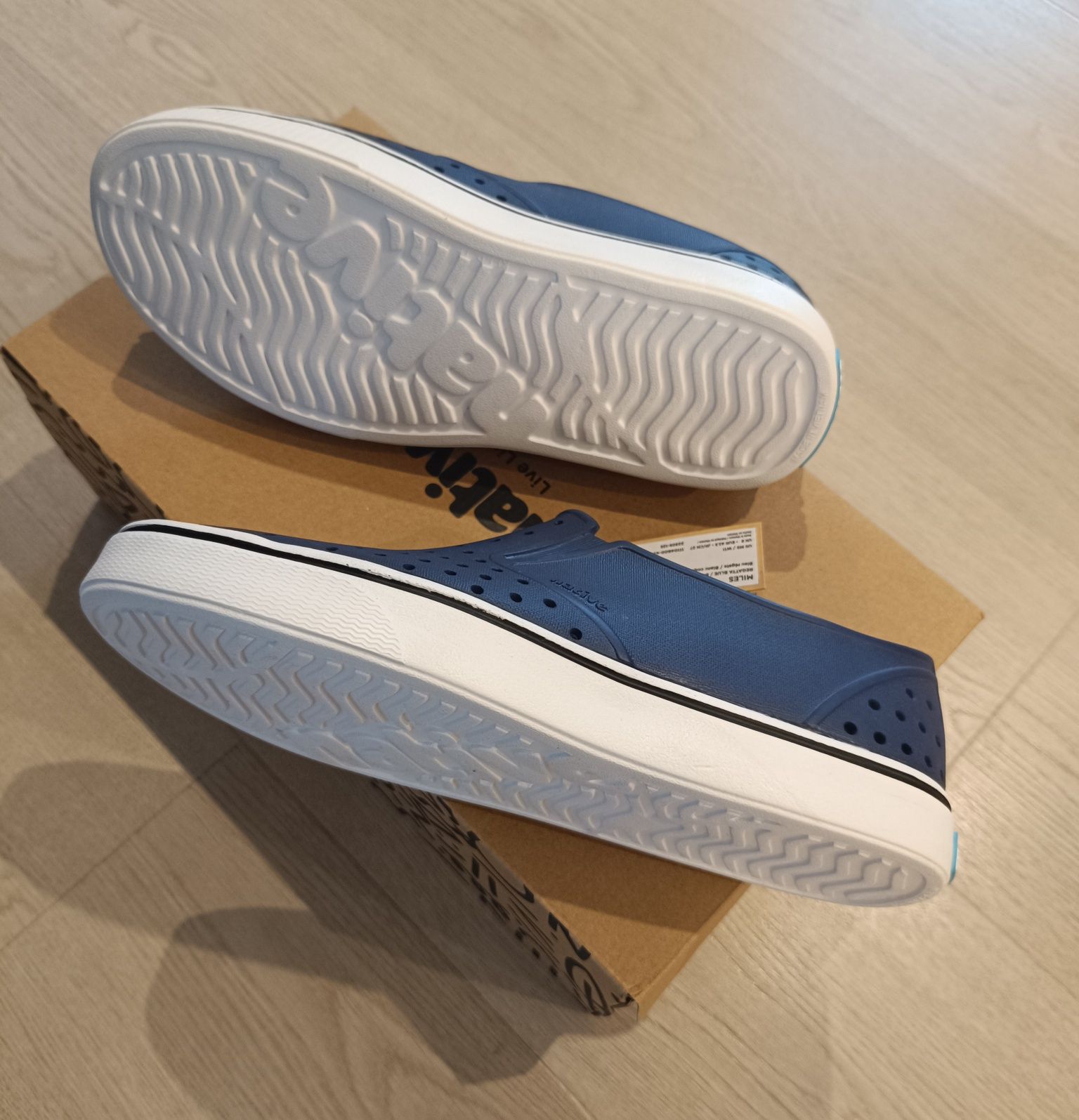 Native Miles trampki buty wsuwane na łódkę wykonane z EVA rozm. 42,5