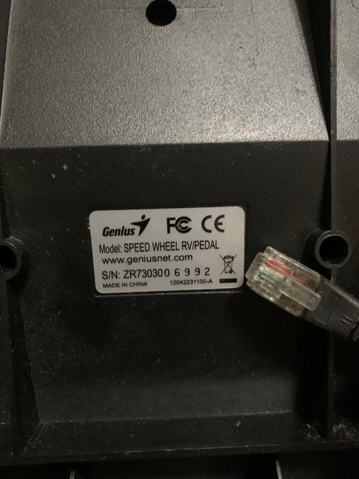 Компьютерный игровой руль Genius