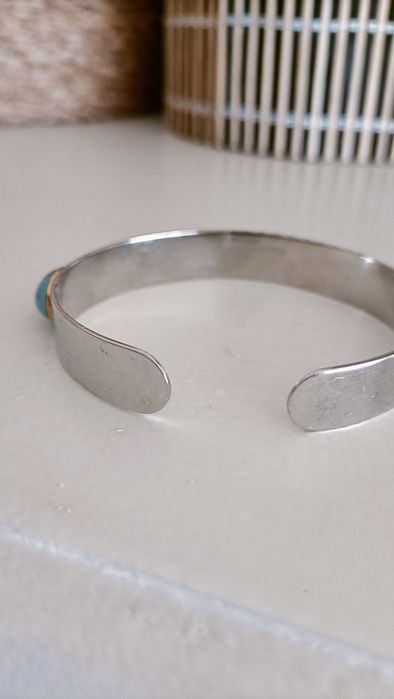 Pulseira em aço prateado e pedras azuis.