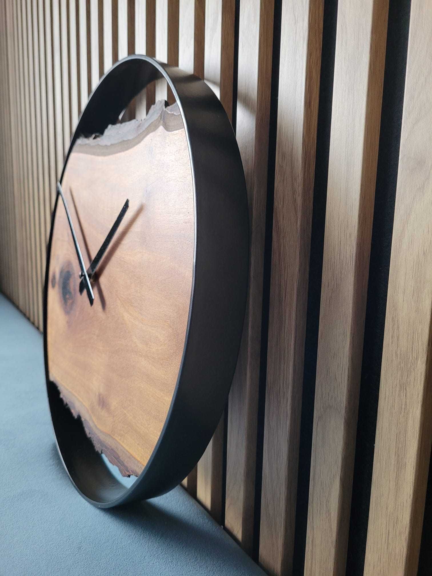Drewniany zegar w metalowej obręczy w stylu loft - orzech włoski, 40cm