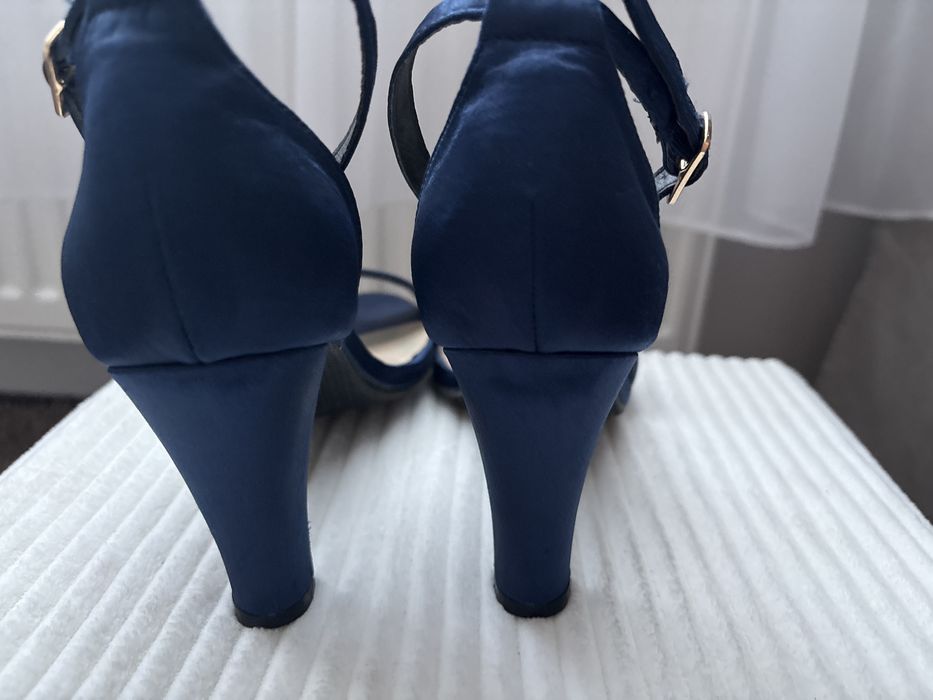 Sandałki ciemnoniebieskie na obcasie